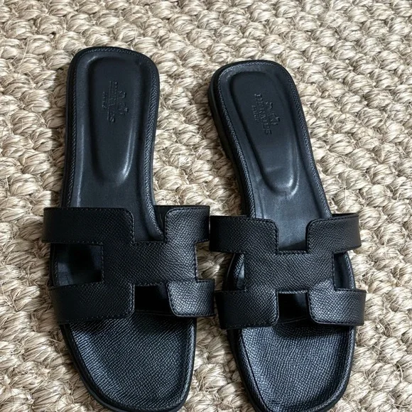 Hermès Black Oran Sandals size 39 US 9
Made in Italy slip on H design - Picture 4 of 8